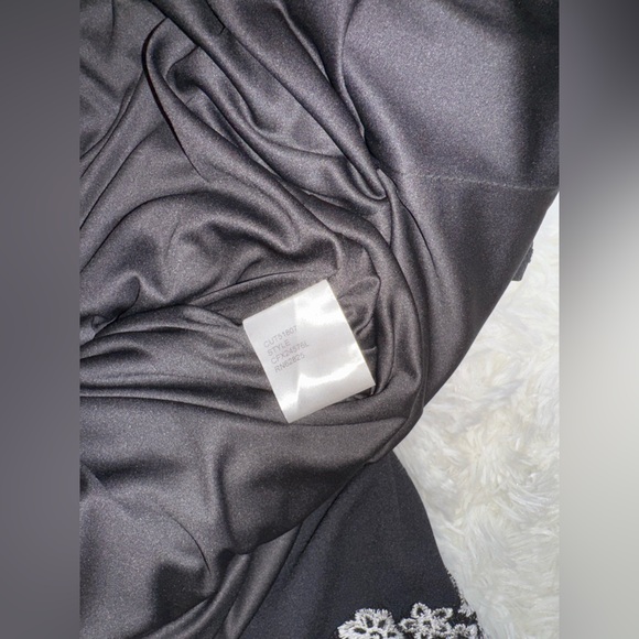 Tadashi Shoji Black Ivory Embroidered Off the Shoulder Gown Sz 10 - Picture 10 of 11